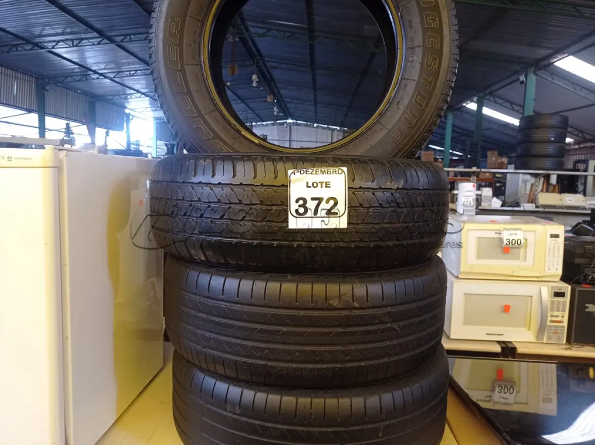 LOTE 372 - 04 PNEUS USADOS 215-65-16. (NO ESTADO) ATENÇÃO! FAZER A VISITAÇÃO ANTES DE ARREMATAR, NÃO SABEMOS SE FUNCIONA. LEILÃO NÃO TEM GARANTIA E NEM DEVOLUÇÃO, SUJEITO A POSSÍVEIS AVARIAS VISÍVEIS/OCULTAS E/OU AUSÊNCIA DE COMPONENTES.
