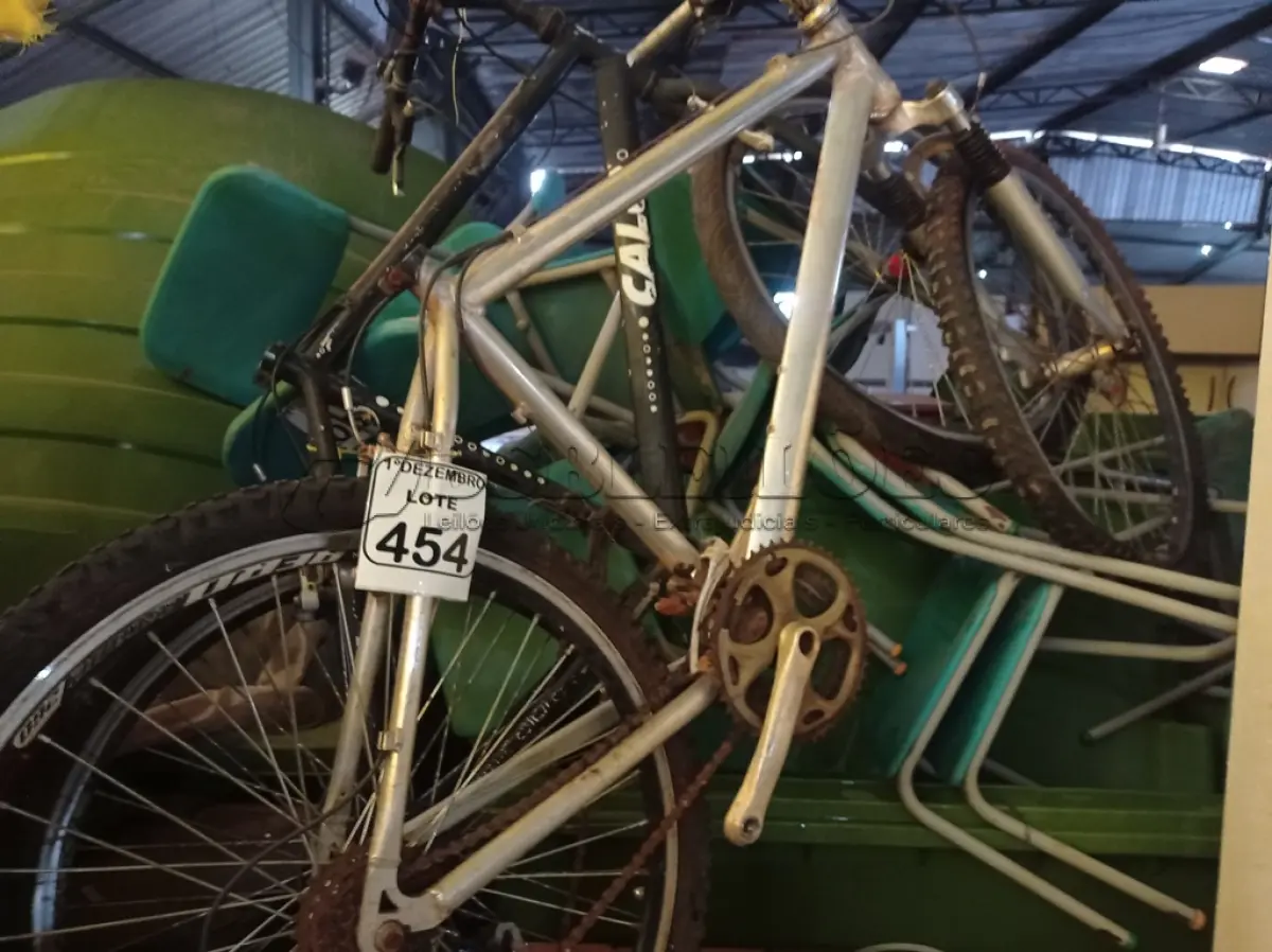 LOTE 454 - 02 BICICLETAS SENDO UMA MARCA CALOI. (NO ESTADO) ATENÇÃO! FAZER A VISITAÇÃO ANTES DE ARREMATAR, NÃO SABEMOS SE FUNCIONA. LEILÃO NÃO TEM GARANTIA E NEM DEVOLUÇÃO, SUJEITO A POSSÍVEIS AVARIAS VISÍVEIS/OCULTAS E/OU AUSÊNCIA DE COMPONENTES.