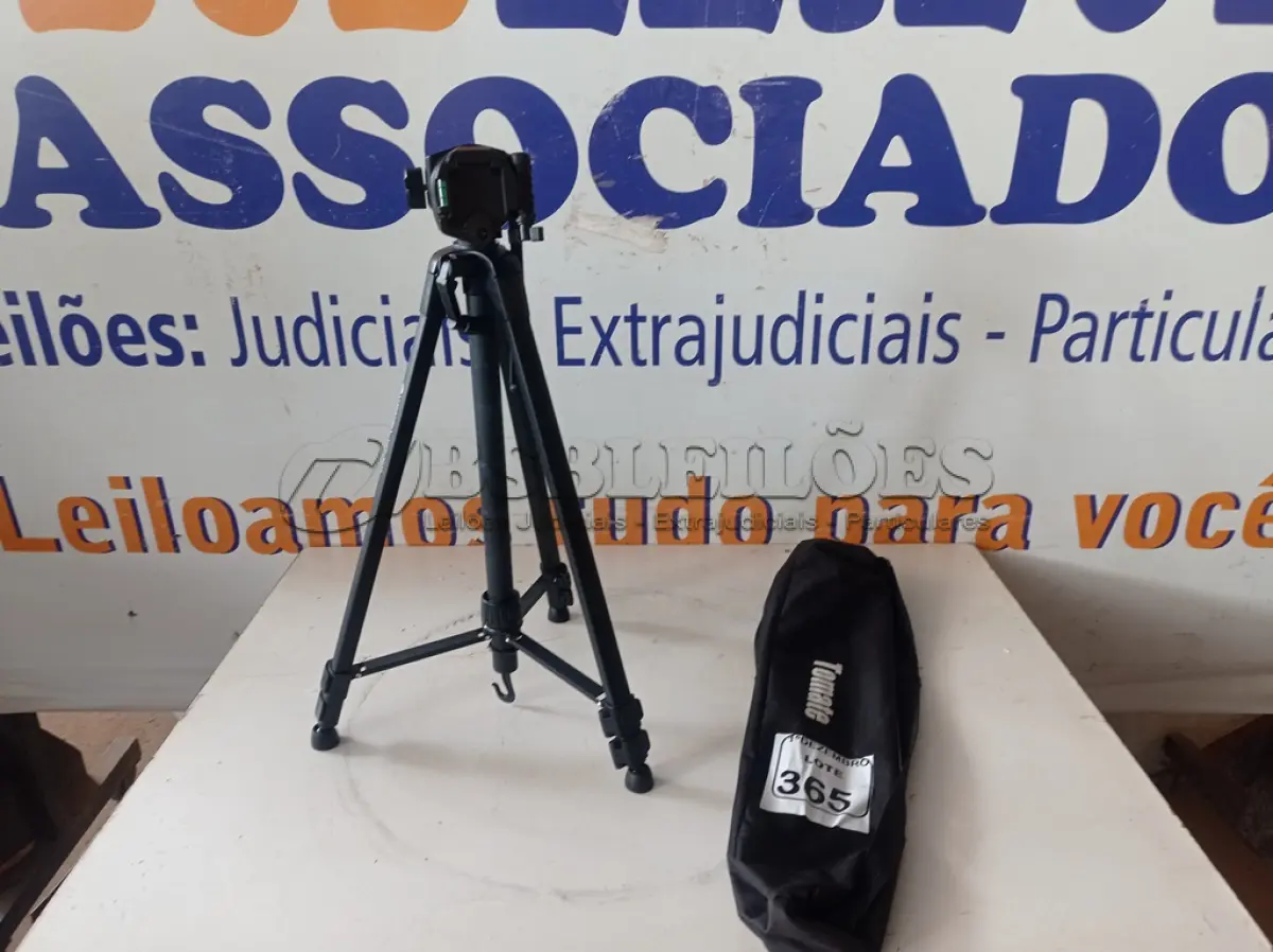LOTE 365 - 01 TRIPÉ P/CÂMERA MARCA TOMATE(NOVO). (NO ESTADO) ATENÇÃO! FAZER A VISITAÇÃO ANTES DE ARREMATAR, NÃO SABEMOS SE FUNCIONA. LEILÃO NÃO TEM GARANTIA E NEM DEVOLUÇÃO, SUJEITO A POSSÍVEIS AVARIAS VISÍVEIS/OCULTAS E/OU AUSÊNCIA DE COMPONENTES.