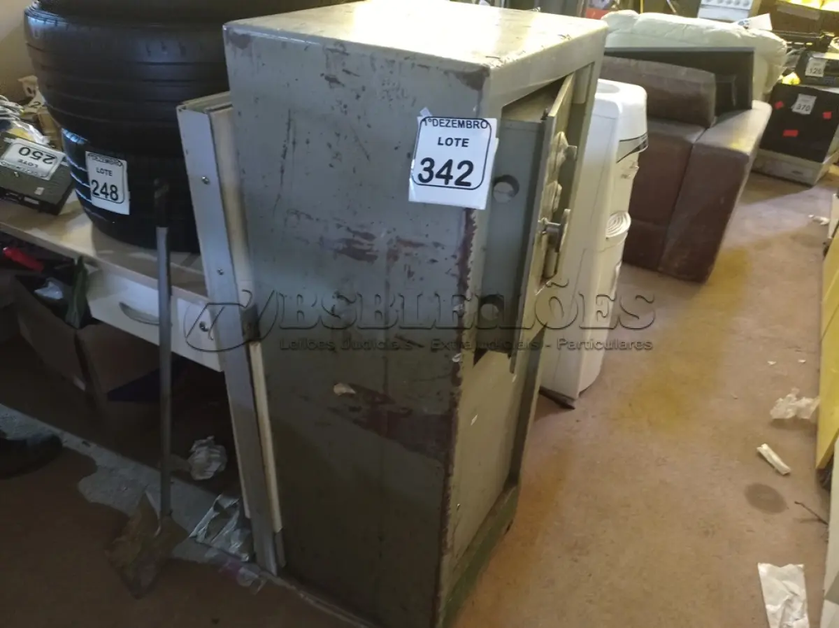 LOTE 342 - 01 COFRE C/DUAS PORTAS. (NO ESTADO) ATENÇÃO! FAZER A VISITAÇÃO ANTES DE ARREMATAR, NÃO SABEMOS SE FUNCIONA. LEILÃO NÃO TEM GARANTIA E NEM DEVOLUÇÃO, SUJEITO A POSSÍVEIS AVARIAS VISÍVEIS/OCULTAS E/OU AUSÊNCIA DE COMPONENTES.