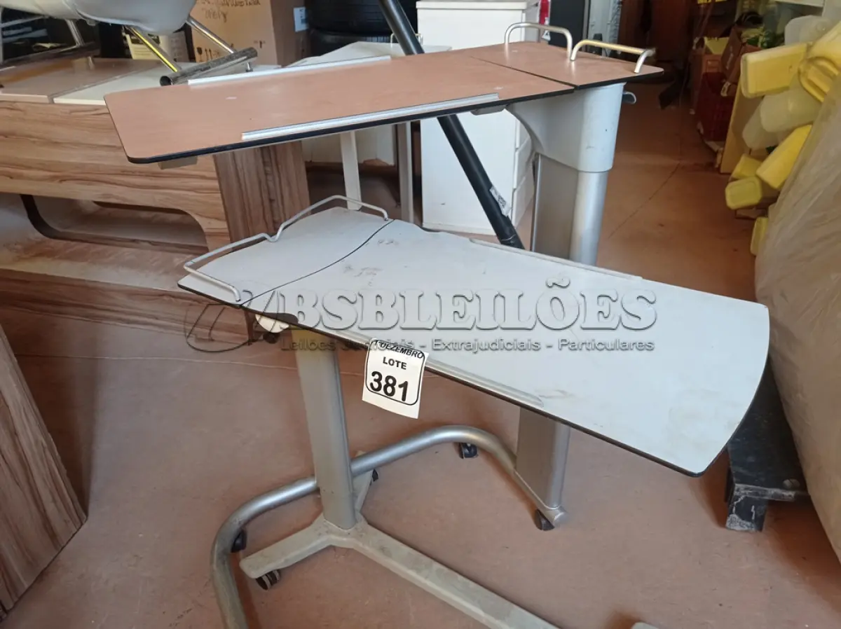 LOTE 381 - 02 MESAS P/REFEIÇÃO C/REGULADOR DE ALTURA. (NO ESTADO) ATENÇÃO! FAZER A VISITAÇÃO ANTES DE ARREMATAR, NÃO SABEMOS SE FUNCIONA. LEILÃO NÃO TEM GARANTIA E NEM DEVOLUÇÃO, SUJEITO A POSSÍVEIS AVARIAS VISÍVEIS/OCULTAS E/OU AUSÊNCIA DE COMPONENTES.