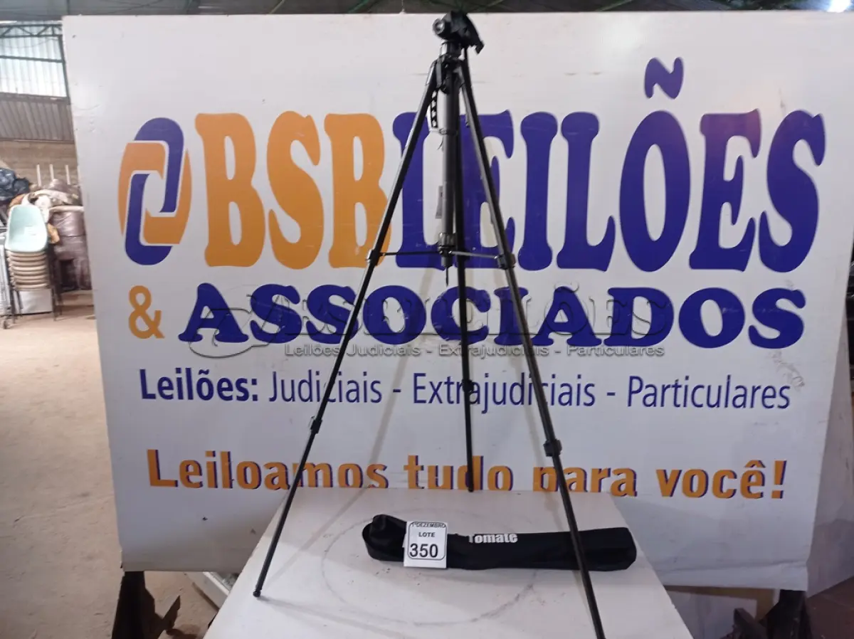 LOTE 350 - 01 TRIPÉ P/CÂMERA MARCA TOMATE(NOVO). (NO ESTADO) ATENÇÃO! FAZER A VISITAÇÃO ANTES DE ARREMATAR, NÃO SABEMOS SE FUNCIONA. LEILÃO NÃO TEM GARANTIA E NEM DEVOLUÇÃO, SUJEITO A POSSÍVEIS AVARIAS VISÍVEIS/OCULTAS E/OU AUSÊNCIA DE COMPONENTES.