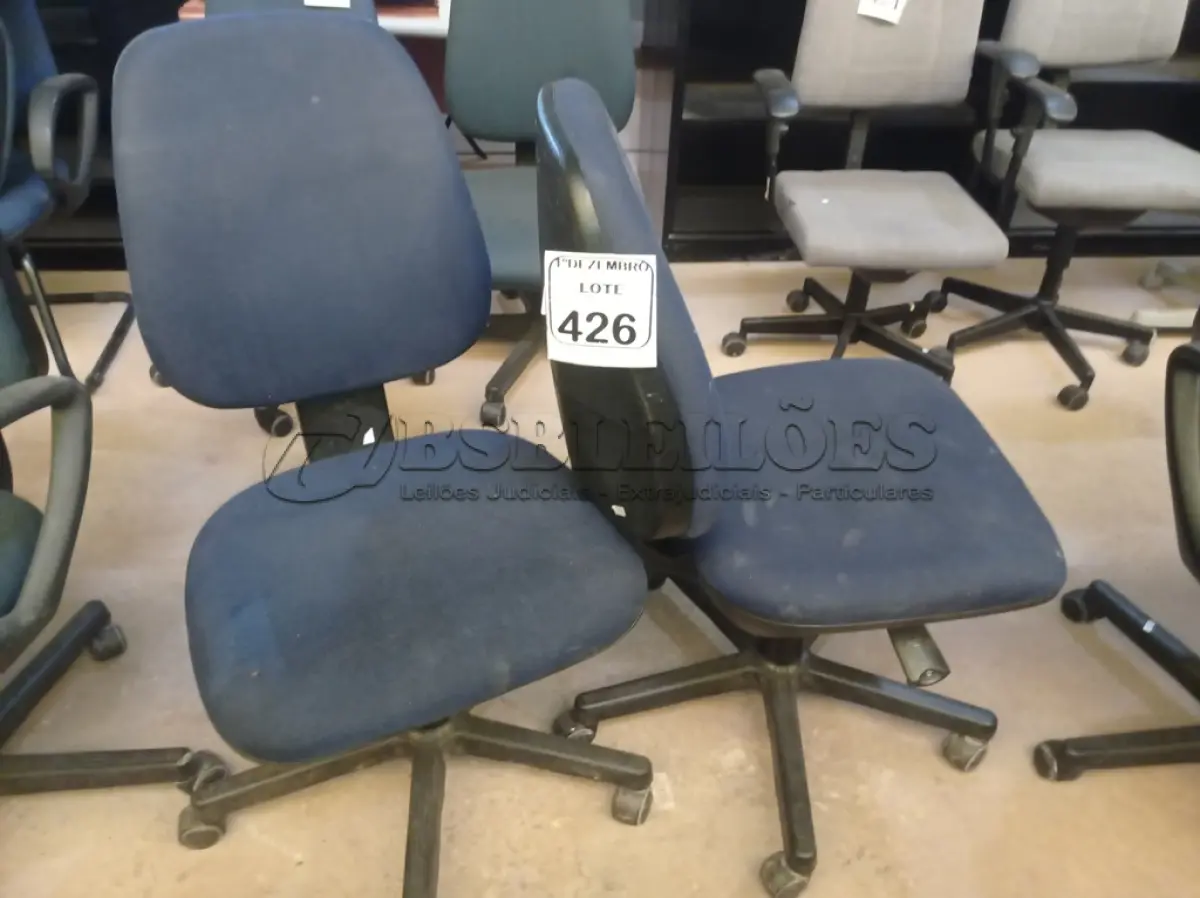 LOTE 426 - 02 CADEIRAS GIRATÓRIAS EM TECIDO NA COR AZUL. (NO ESTADO) ATENÇÃO! FAZER A VISITAÇÃO ANTES DE ARREMATAR, NÃO SABEMOS SE FUNCIONA. LEILÃO NÃO TEM GARANTIA E NEM DEVOLUÇÃO, SUJEITO A POSSÍVEIS AVARIAS VISÍVEIS/OCULTAS E/OU AUSÊNCIA DE COMPONENTES.