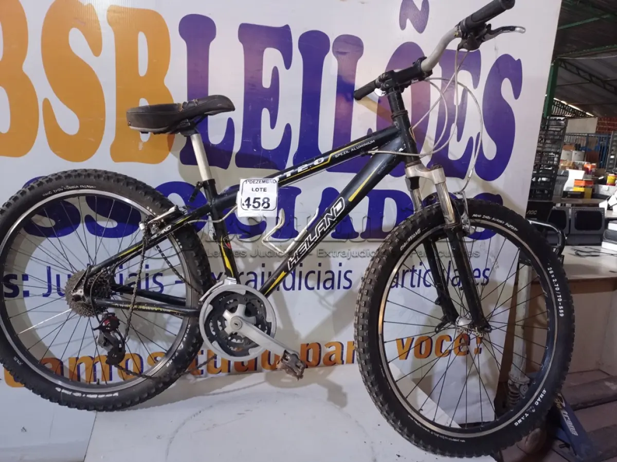 LOTE 458 - 01 BICICLETA MARCA HELAND. (NO ESTADO) ATENÇÃO! FAZER A VISITAÇÃO ANTES DE ARREMATAR, NÃO SABEMOS SE FUNCIONA. LEILÃO NÃO TEM GARANTIA E NEM DEVOLUÇÃO, SUJEITO A POSSÍVEIS AVARIAS VISÍVEIS/OCULTAS E/OU AUSÊNCIA DE COMPONENTES.