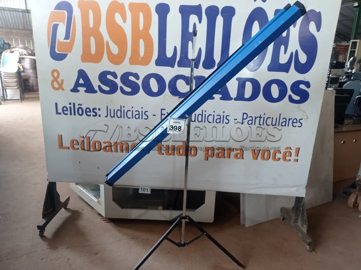 LOTE 398 - 01 TELA DE PROJEÇÃO. (NO ESTADO) ATENÇÃO! FAZER A VISITAÇÃO ANTES DE ARREMATAR, NÃO SABEMOS SE FUNCIONA. LEILÃO NÃO TEM GARANTIA E NEM DEVOLUÇÃO, SUJEITO A POSSÍVEIS AVARIAS VISÍVEIS/OCULTAS E/OU AUSÊNCIA DE COMPONENTES.