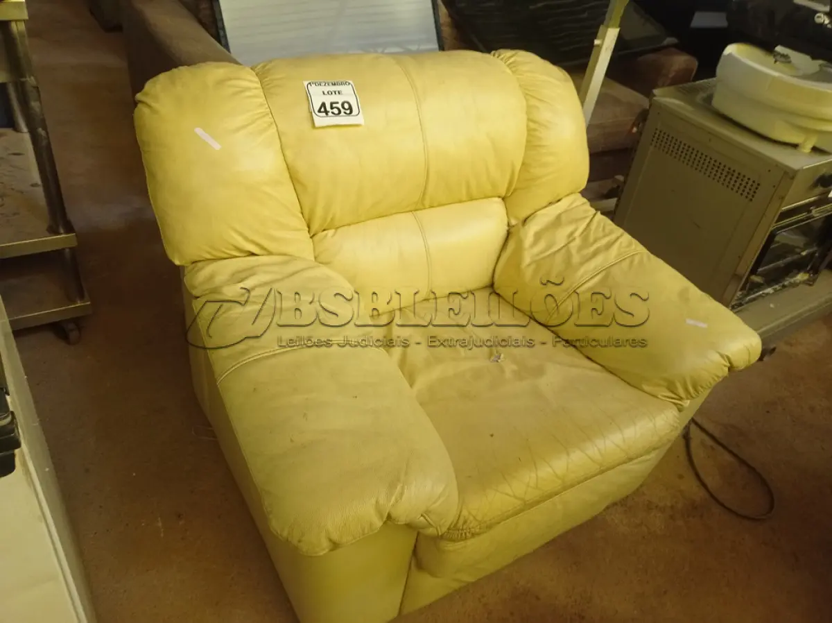 LOTE 459 - 01 POLTRONA NA COR BEGE. (NO ESTADO) ATENÇÃO! FAZER A VISITAÇÃO ANTES DE ARREMATAR, NÃO SABEMOS SE FUNCIONA. LEILÃO NÃO TEM GARANTIA E NEM DEVOLUÇÃO, SUJEITO A POSSÍVEIS AVARIAS VISÍVEIS/OCULTAS E/OU AUSÊNCIA DE COMPONENTES.