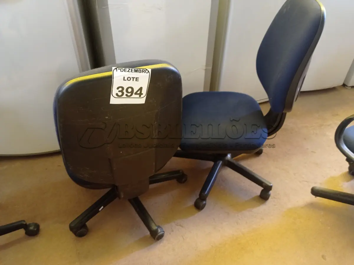 LOTE 394 - 02 CADEIRAS P/ESCRITÓRIO GIRATÓRIAS. (NO ESTADO) ATENÇÃO! FAZER A VISITAÇÃO ANTES DE ARREMATAR, NÃO SABEMOS SE FUNCIONA. LEILÃO NÃO TEM GARANTIA E NEM DEVOLUÇÃO, SUJEITO A POSSÍVEIS AVARIAS VISÍVEIS/OCULTAS E/OU AUSÊNCIA DE COMPONENTES.