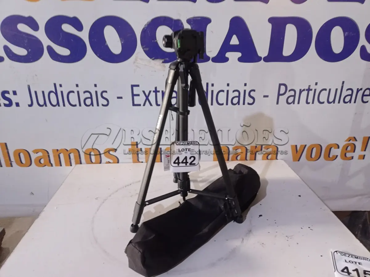 LOTE 442 - 01 TRIPÉ P/CÂMERA MARCA TOMATE(NOVO). (NO ESTADO) ATENÇÃO! FAZER A VISITAÇÃO ANTES DE ARREMATAR, NÃO SABEMOS SE FUNCIONA. LEILÃO NÃO TEM GARANTIA E NEM DEVOLUÇÃO, SUJEITO A POSSÍVEIS AVARIAS VISÍVEIS/OCULTAS E/OU AUSÊNCIA DE COMPONENTES.