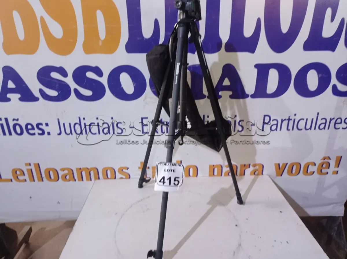 LOTE 415 - 01 TRIPÉ P/CÂMERA MARCA TOMATE(NOVO). (NO ESTADO) ATENÇÃO! FAZER A VISITAÇÃO ANTES DE ARREMATAR, NÃO SABEMOS SE FUNCIONA. LEILÃO NÃO TEM GARANTIA E NEM DEVOLUÇÃO, SUJEITO A POSSÍVEIS AVARIAS VISÍVEIS/OCULTAS E/OU AUSÊNCIA DE COMPONENTES.