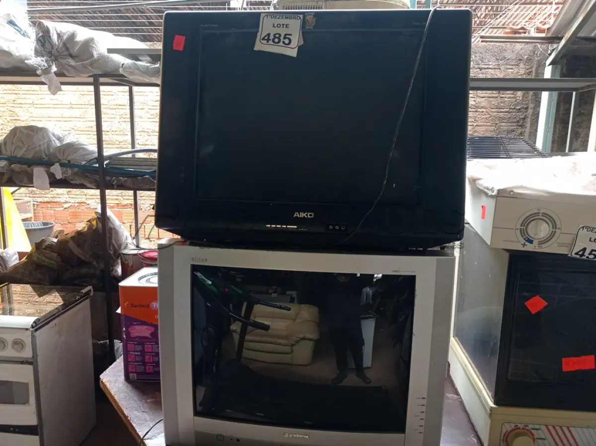 LOTE 485 - 02 TV’S DE TUBO ANTIGAS MARCA AIKO E GRADIENTE. (NO ESTADO) ATENÇÃO! FAZER A VISITAÇÃO ANTES DE ARREMATAR, NÃO SABEMOS SE FUNCIONA. LEILÃO NÃO TEM GARANTIA E NEM DEVOLUÇÃO, SUJEITO A POSSÍVEIS AVARIAS VISÍVEIS/OCULTAS E/OU AUSÊNCIA DE COMPONENTES.