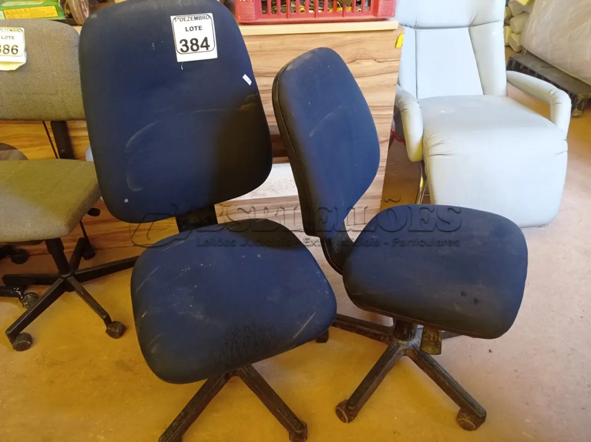 LOTE 384 - 02 CADEIRAS P/ESCRITÓRIO GIRATÓRIAS. (NO ESTADO) ATENÇÃO! FAZER A VISITAÇÃO ANTES DE ARREMATAR, NÃO SABEMOS SE FUNCIONA. LEILÃO NÃO TEM GARANTIA E NEM DEVOLUÇÃO, SUJEITO A POSSÍVEIS AVARIAS VISÍVEIS/OCULTAS E/OU AUSÊNCIA DE COMPONENTES.