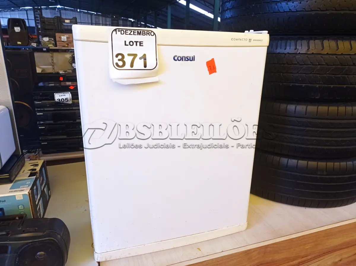 LOTE 371 - 01 FRIGOBAR MARCA CONSUL. (NO ESTADO) ATENÇÃO! FAZER A VISITAÇÃO ANTES DE ARREMATAR, NÃO SABEMOS SE FUNCIONA. LEILÃO NÃO TEM GARANTIA E NEM DEVOLUÇÃO, SUJEITO A POSSÍVEIS AVARIAS VISÍVEIS/OCULTAS E/OU AUSÊNCIA DE COMPONENTES.