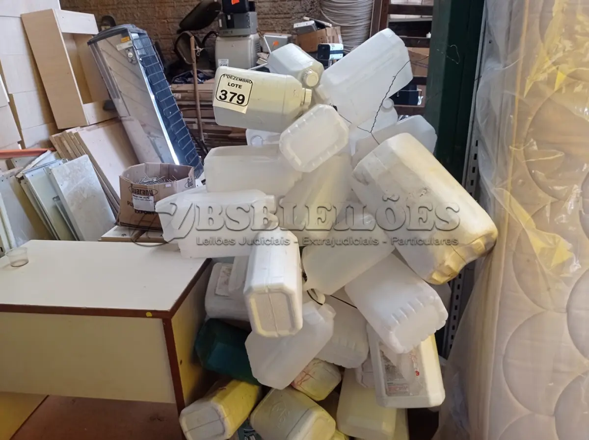 LOTE 379 - 01 LOTE C/VÁRIOS GALÕES DE PLÁSTICO. (NO ESTADO) ATENÇÃO! FAZER A VISITAÇÃO ANTES DE ARREMATAR, NÃO SABEMOS SE FUNCIONA. LEILÃO NÃO TEM GARANTIA E NEM DEVOLUÇÃO, SUJEITO A POSSÍVEIS AVARIAS VISÍVEIS/OCULTAS E/OU AUSÊNCIA DE COMPONENTES.