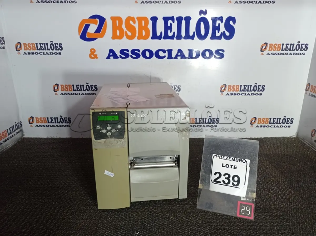LOTE 239 - 01 IMPRESSORA DE ETIQUETAS TÉRMICA MARCA ZEBRA. (NO ESTADO) ATENÇÃO! FAZER A VISITAÇÃO ANTES DE ARREMATAR, NÃO SABEMOS SE FUNCIONA. LEILÃO NÃO TEM GARANTIA E NEM DEVOLUÇÃO, SUJEITO A POSSÍVEIS AVARIAS VISÍVEIS/OCULTAS E/OU AUSÊNCIA DE COMPONENTES.