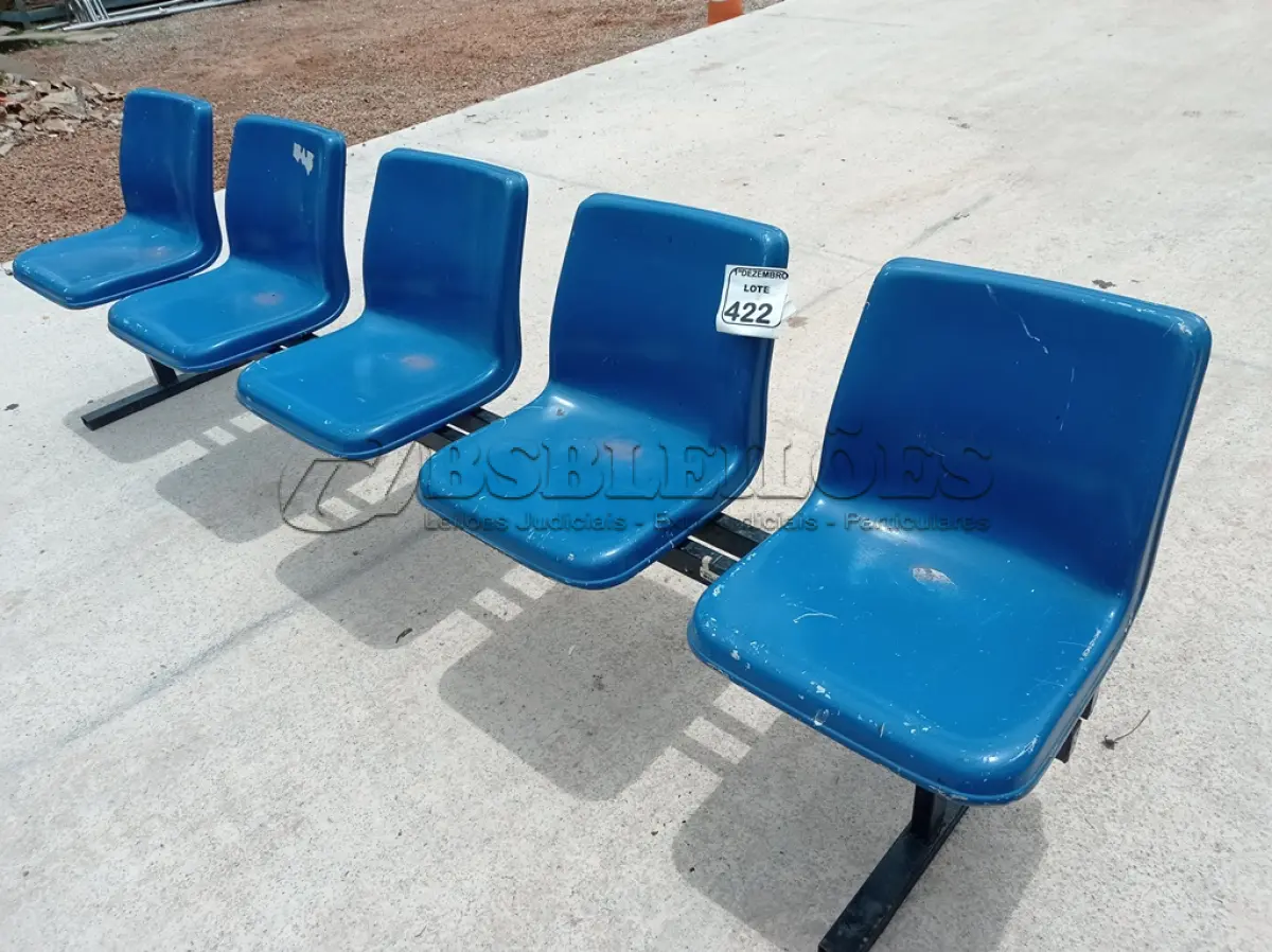 LOTE 422 - 01 LONGARINA DE 05 LUGARES ASSENTO DE PLÁSTICO E BASE DE FERRO. (NO ESTADO) ATENÇÃO! FAZER A VISITAÇÃO ANTES DE ARREMATAR, NÃO SABEMOS SE FUNCIONA. LEILÃO NÃO TEM GARANTIA E NEM DEVOLUÇÃO, SUJEITO A POSSÍVEIS AVARIAS VISÍVEIS/OCULTAS E/OU AUSÊNCIA DE COMPONENTES.