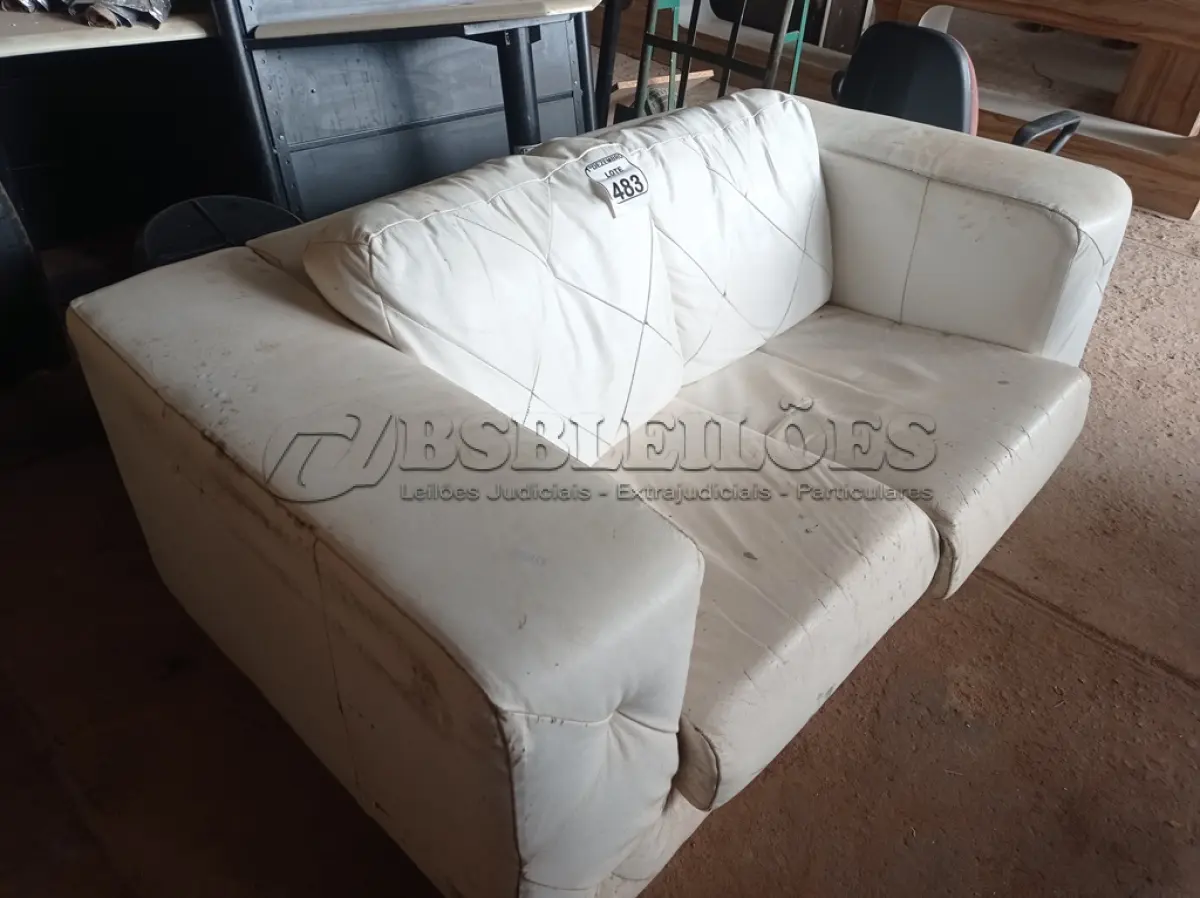 LOTE 483 - 01 SOFÁ DE DOIS LUGARES DE COURO NA COR BRANCA. (NO ESTADO) ATENÇÃO! FAZER A VISITAÇÃO ANTES DE ARREMATAR, NÃO SABEMOS SE FUNCIONA. LEILÃO NÃO TEM GARANTIA E NEM DEVOLUÇÃO, SUJEITO A POSSÍVEIS AVARIAS VISÍVEIS/OCULTAS E/OU AUSÊNCIA DE COMPONENTES.
