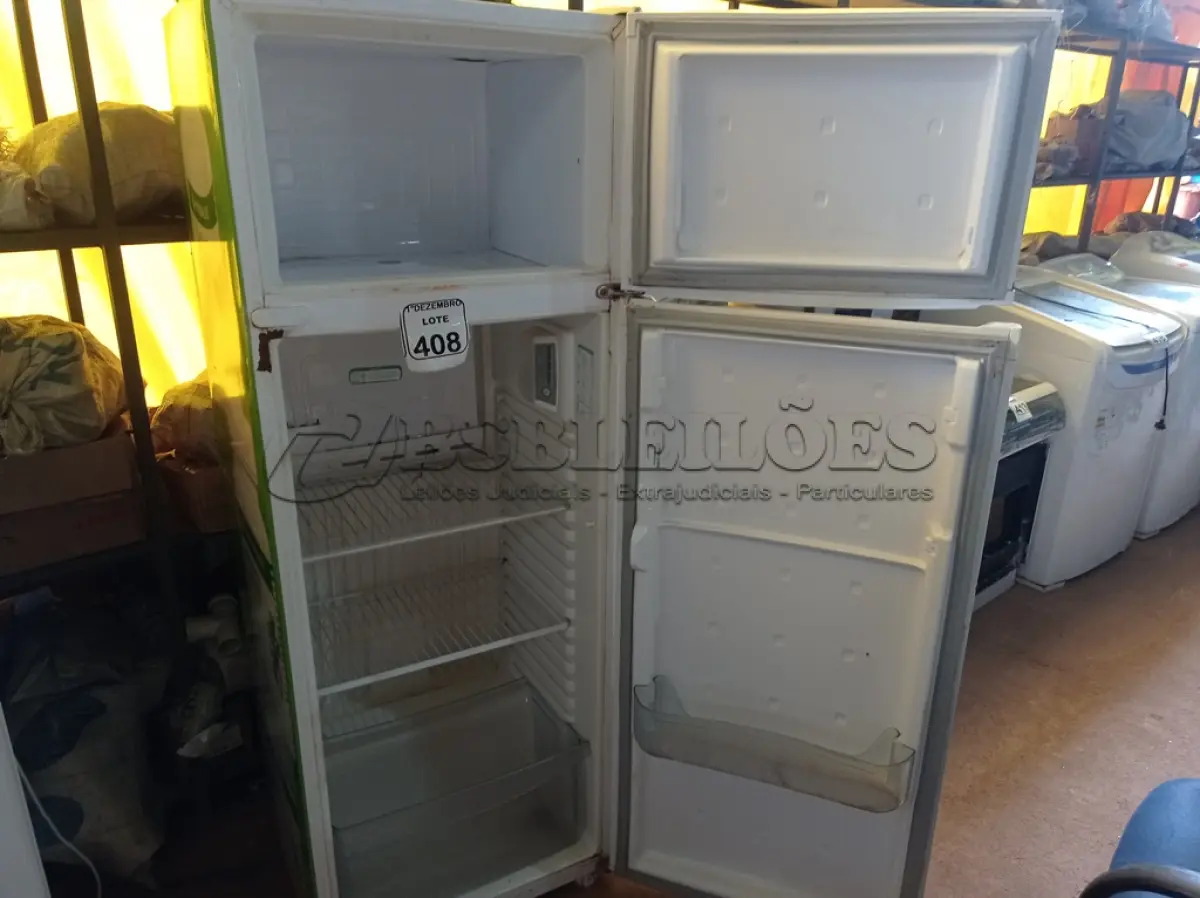 LOTE 408 - 01 GELADEIRA MARCA CONSUL 220V. (NO ESTADO) ATENÇÃO! FAZER A VISITAÇÃO ANTES DE ARREMATAR, NÃO SABEMOS SE FUNCIONA. LEILÃO NÃO TEM GARANTIA E NEM DEVOLUÇÃO, SUJEITO A POSSÍVEIS AVARIAS VISÍVEIS/OCULTAS E/OU AUSÊNCIA DE COMPONENTES.