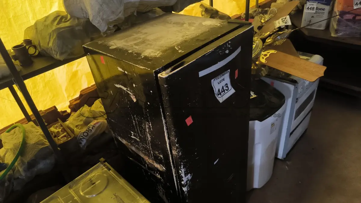 LOTE 443 - 01 GELADEIRA NA COR PRETA. (NO ESTADO) ATENÇÃO! FAZER A VISITAÇÃO ANTES DE ARREMATAR, NÃO SABEMOS SE FUNCIONA. LEILÃO NÃO TEM GARANTIA E NEM DEVOLUÇÃO, SUJEITO A POSSÍVEIS AVARIAS VISÍVEIS/OCULTAS E/OU AUSÊNCIA DE COMPONENTES.