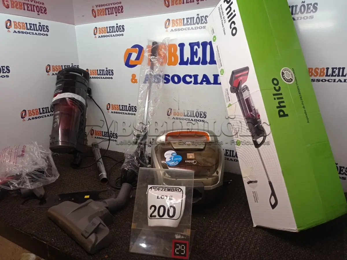 LOTE 200 - 02 ASPIRADORES DE PÓ MARCAS E MODELOS DIVERSOS. (NO ESTADO) ATENÇÃO! FAZER A VISITAÇÃO ANTES DE ARREMATAR, NÃO SABEMOS SE FUNCIONA. LEILÃO NÃO TEM GARANTIA E NEM DEVOLUÇÃO, SUJEITO A POSSÍVEIS AVARIAS VISÍVEIS/OCULTAS E/OU AUSÊNCIA DE COMPONENTES.