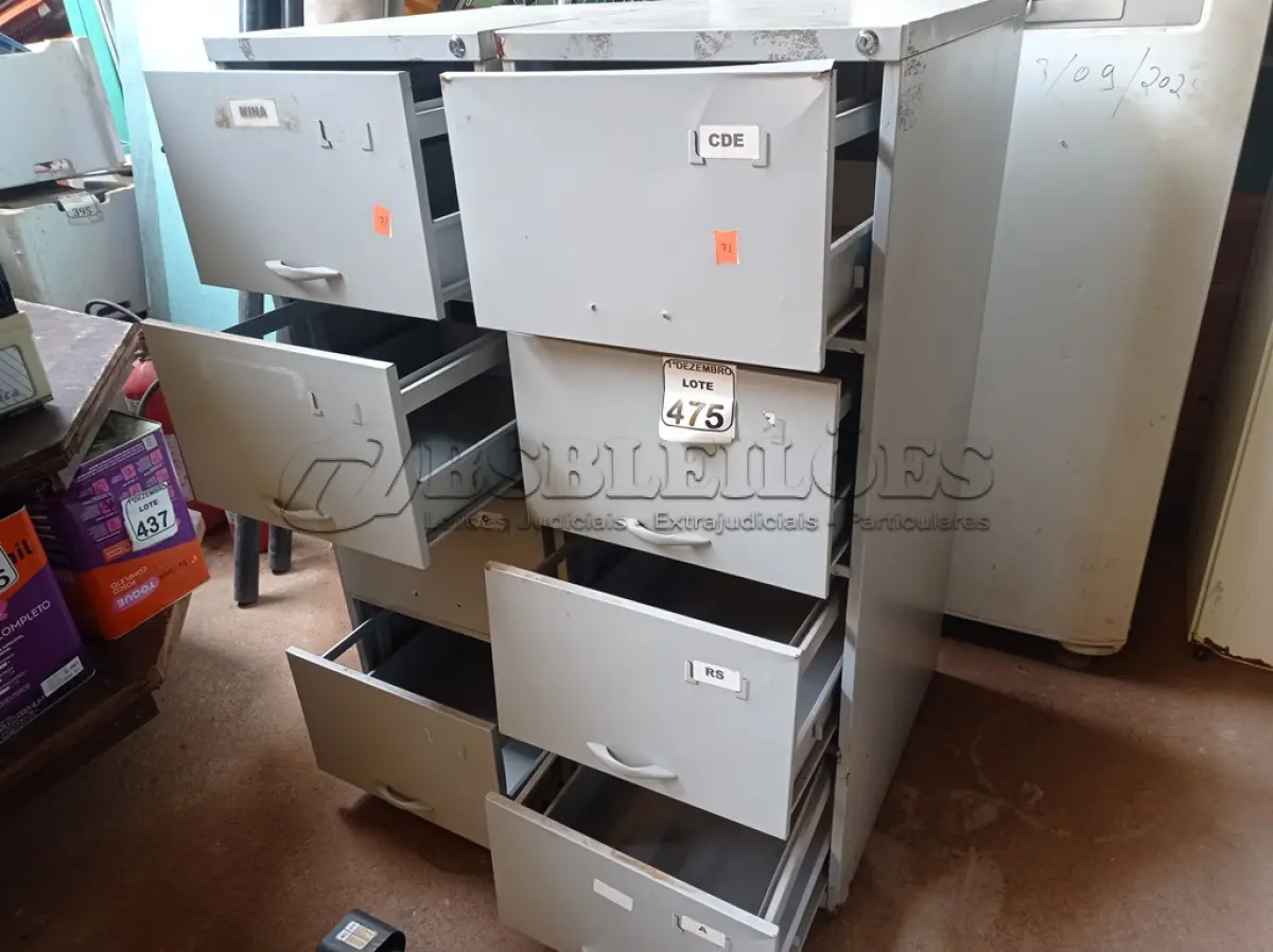 LOTE 475 - 02 ARQUIVOS DE AÇO C/04 GAVETAS CADA. (NO ESTADO) ATENÇÃO! FAZER A VISITAÇÃO ANTES DE ARREMATAR, NÃO SABEMOS SE FUNCIONA. LEILÃO NÃO TEM GARANTIA E NEM DEVOLUÇÃO, SUJEITO A POSSÍVEIS AVARIAS VISÍVEIS/OCULTAS E/OU AUSÊNCIA DE COMPONENTES.