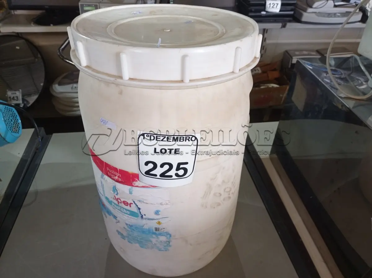 LOTE 225 - 01 TAMBOR COM PASTILHAS DE CLORO. (NO ESTADO) ATENÇÃO! FAZER A VISITAÇÃO ANTES DE ARREMATAR, NÃO SABEMOS SE FUNCIONA. LEILÃO NÃO TEM GARANTIA E NEM DEVOLUÇÃO, SUJEITO A POSSÍVEIS AVARIAS VISÍVEIS/OCULTAS E/OU AUSÊNCIA DE COMPONENTES.