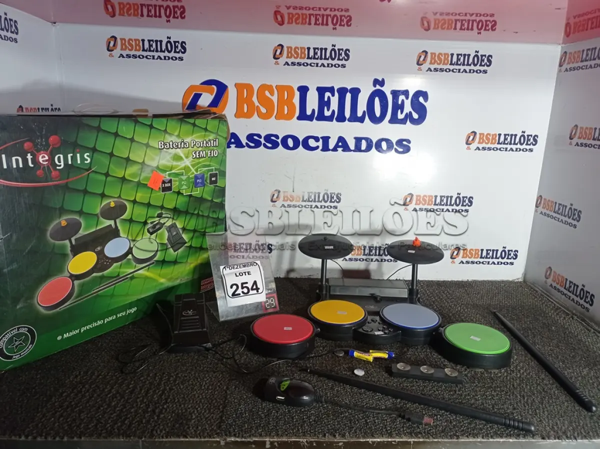 LOTE 254 - 01 BATERIA ELÉTRICA PORTÁTIL P/GAMES. (NO ESTADO) ATENÇÃO! FAZER A VISITAÇÃO ANTES DE ARREMATAR, NÃO SABEMOS SE FUNCIONA. LEILÃO NÃO TEM GARANTIA E NEM DEVOLUÇÃO, SUJEITO A POSSÍVEIS AVARIAS VISÍVEIS/OCULTAS E/OU AUSÊNCIA DE COMPONENTES.