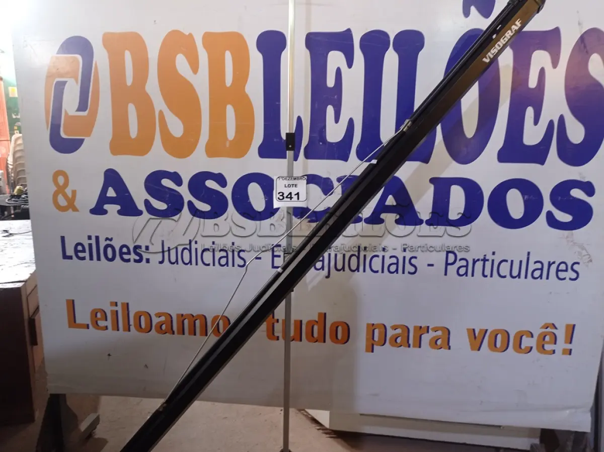 LOTE 341 - 01 TELA DE PROJEÇÃO MARCA VISOGRAF. (NO ESTADO) ATENÇÃO! FAZER A VISITAÇÃO ANTES DE ARREMATAR, NÃO SABEMOS SE FUNCIONA. LEILÃO NÃO TEM GARANTIA E NEM DEVOLUÇÃO, SUJEITO A POSSÍVEIS AVARIAS VISÍVEIS/OCULTAS E/OU AUSÊNCIA DE COMPONENTES.