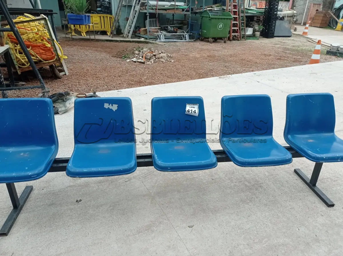 LOTE 414 - 01 LONGARINA DE 05 LUGARES ASSENTO DE PLÁSTICO E BASE DE FERRO. (NO ESTADO) ATENÇÃO! FAZER A VISITAÇÃO ANTES DE ARREMATAR, NÃO SABEMOS SE FUNCIONA. LEILÃO NÃO TEM GARANTIA E NEM DEVOLUÇÃO, SUJEITO A POSSÍVEIS AVARIAS VISÍVEIS/OCULTAS E/OU AUSÊNCIA DE COMPONENTES.