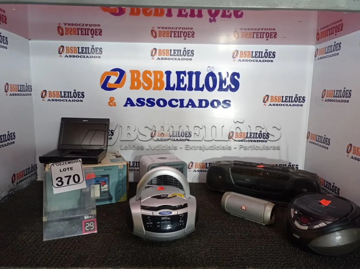 LOTE 370 - 03 RÁDIOS MICROSYSTEMS, 01 UMIDIFICADOR, 01 DVD PLAYER PORTÁTIL MARCAS E MODELOS DIVERSOS. (NO ESTADO) ATENÇÃO! FAZER A VISITAÇÃO ANTES DE ARREMATAR, NÃO SABEMOS SE FUNCIONA. LEILÃO NÃO TEM GARANTIA E NEM DEVOLUÇÃO, SUJEITO A POSSÍVEIS AVARIAS VISÍVEIS/OCULTAS E/OU AUSÊNCIA DE COMPONENTES.