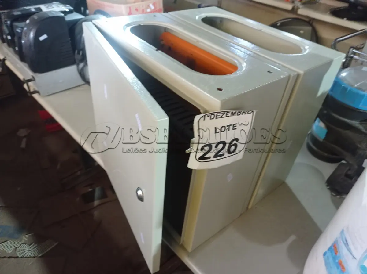 LOTE 226 - 02 CAIXAS DE FERRO P/QUADROS ELÉTRICOS. (NO ESTADO) ATENÇÃO! FAZER A VISITAÇÃO ANTES DE ARREMATAR, NÃO SABEMOS SE FUNCIONA. LEILÃO NÃO TEM GARANTIA E NEM DEVOLUÇÃO, SUJEITO A POSSÍVEIS AVARIAS VISÍVEIS/OCULTAS E/OU AUSÊNCIA DE COMPONENTES.
