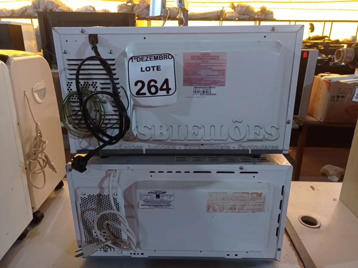 LOTE 264 - 02 MICRO-ONDAS C/PRATO MARCA BRASTEMP E PANASONIC. (NO ESTADO) ATENÇÃO! FAZER A VISITAÇÃO ANTES DE ARREMATAR, NÃO SABEMOS SE FUNCIONA. LEILÃO NÃO TEM GARANTIA E NEM DEVOLUÇÃO, SUJEITO A POSSÍVEIS AVARIAS VISÍVEIS/OCULTAS E/OU AUSÊNCIA DE COMPONENTES.