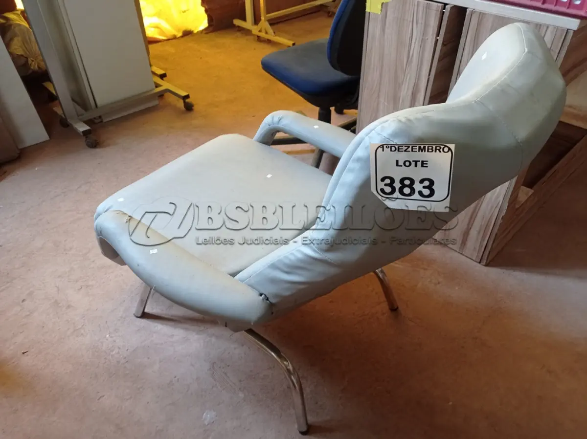 LOTE 383 - 01 POLTRONA. (NO ESTADO) ATENÇÃO! FAZER A VISITAÇÃO ANTES DE ARREMATAR, NÃO SABEMOS SE FUNCIONA. LEILÃO NÃO TEM GARANTIA E NEM DEVOLUÇÃO, SUJEITO A POSSÍVEIS AVARIAS VISÍVEIS/OCULTAS E/OU AUSÊNCIA DE COMPONENTES.
