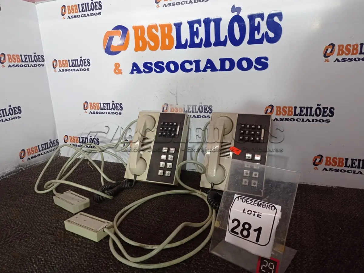 LOTE 281 - 02 TELEFONES DE RAMAL ANTIGOS. (NO ESTADO) ATENÇÃO! FAZER A VISITAÇÃO ANTES DE ARREMATAR, NÃO SABEMOS SE FUNCIONA. LEILÃO NÃO TEM GARANTIA E NEM DEVOLUÇÃO, SUJEITO A POSSÍVEIS AVARIAS VISÍVEIS/OCULTAS E/OU AUSÊNCIA DE COMPONENTES.