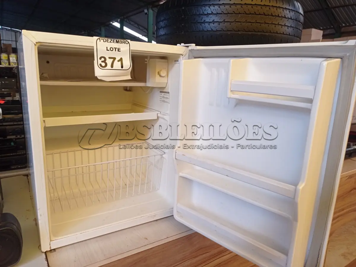 LOTE 371 - 01 FRIGOBAR MARCA CONSUL. (NO ESTADO) ATENÇÃO! FAZER A VISITAÇÃO ANTES DE ARREMATAR, NÃO SABEMOS SE FUNCIONA. LEILÃO NÃO TEM GARANTIA E NEM DEVOLUÇÃO, SUJEITO A POSSÍVEIS AVARIAS VISÍVEIS/OCULTAS E/OU AUSÊNCIA DE COMPONENTES.