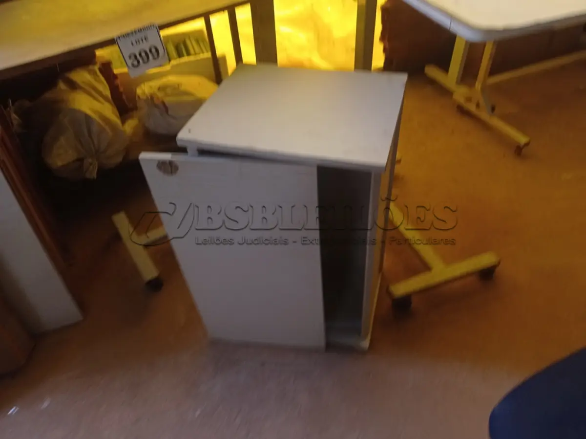 LOTE 399 - 02 MESAS P/REFEIÇÃO C/REGULADOR DE ALTURA E 01 ARMÁRIO EM MADEIRA. (NO ESTADO) ATENÇÃO! FAZER A VISITAÇÃO ANTES DE ARREMATAR, NÃO SABEMOS SE FUNCIONA. LEILÃO NÃO TEM GARANTIA E NEM DEVOLUÇÃO, SUJEITO A POSSÍVEIS AVARIAS VISÍVEIS/OCULTAS E/OU AUSÊNCIA DE COMPONENTES.
