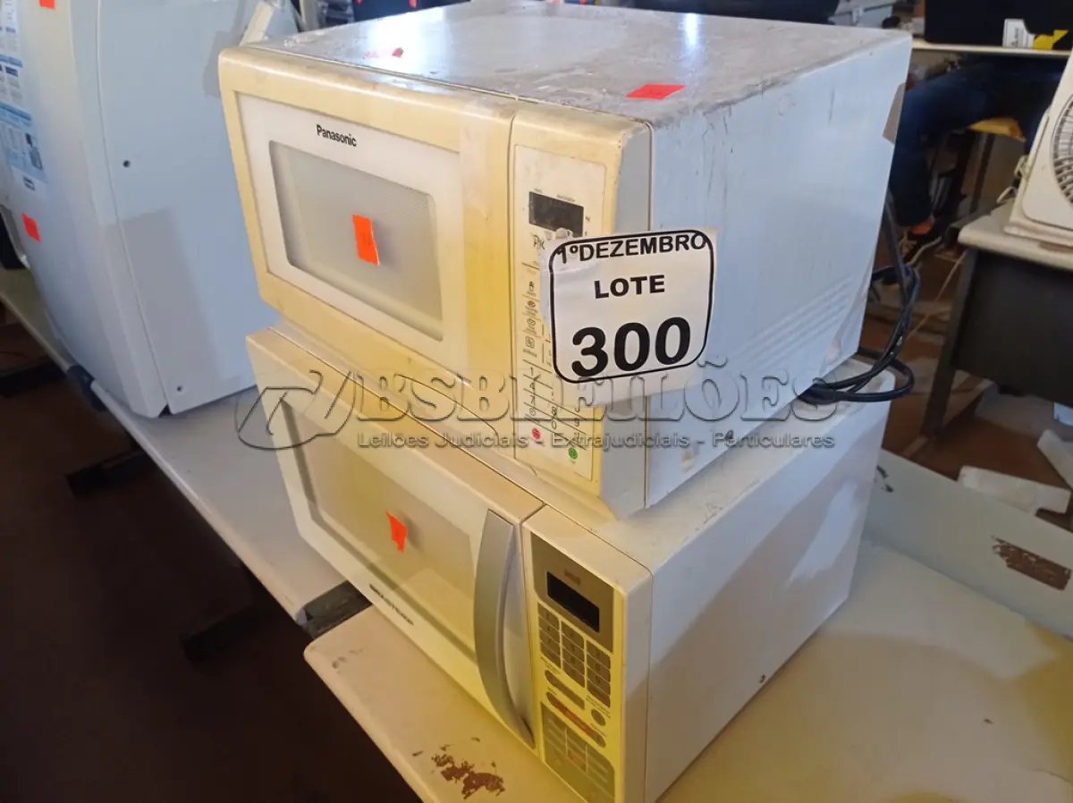 LOTE 300 - 02 MICRO-ONDAS MARCA BRASTEMP E PANASONIC C/PRATO. (NO ESTADO) ATENÇÃO! FAZER A VISITAÇÃO ANTES DE ARREMATAR, NÃO SABEMOS SE FUNCIONA. LEILÃO NÃO TEM GARANTIA E NEM DEVOLUÇÃO, SUJEITO A POSSÍVEIS AVARIAS VISÍVEIS/OCULTAS E/OU AUSÊNCIA DE COMPONENTES.