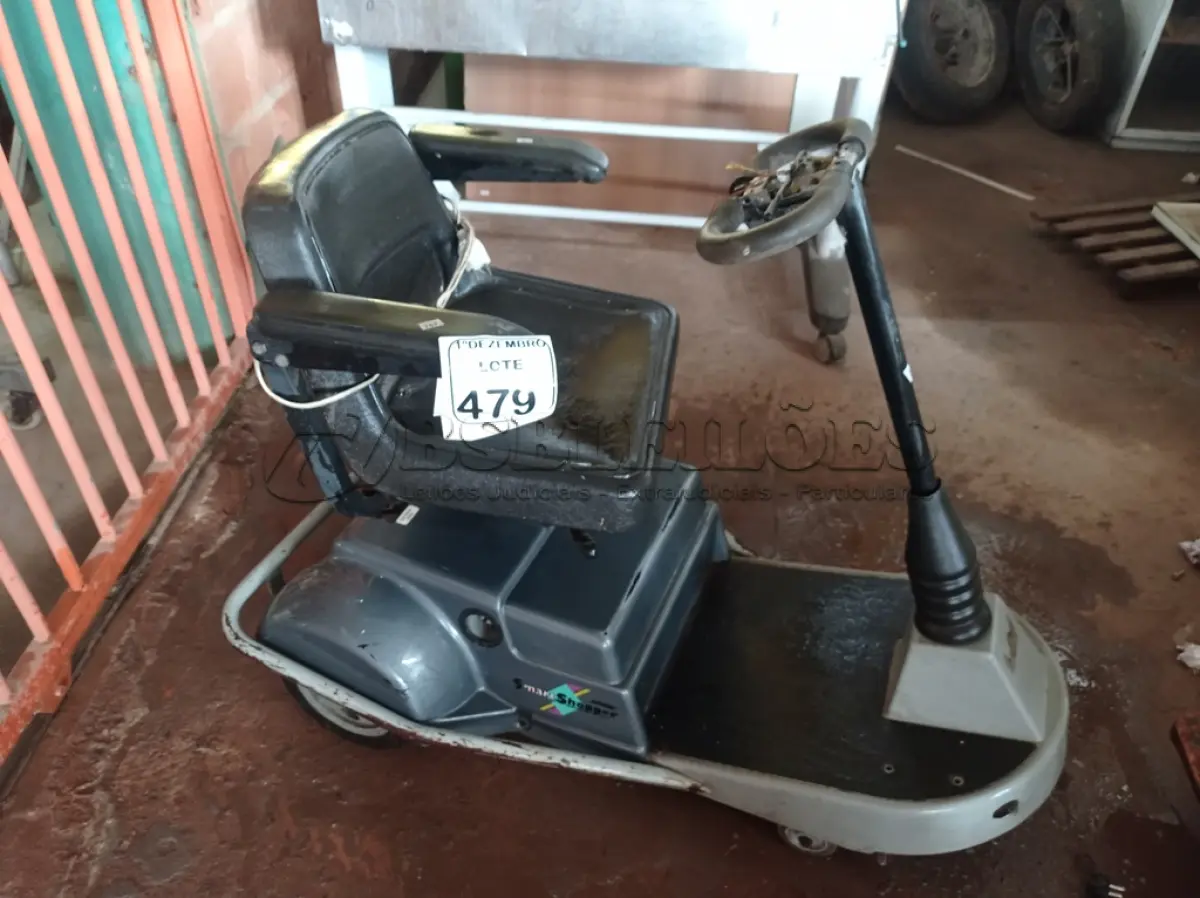 LOTE 479 - 01 CARRINHO ELÉTRICO P/IDOSOS E DEFICIENTES C/AVARIAS. (NO ESTADO) ATENÇÃO! FAZER A VISITAÇÃO ANTES DE ARREMATAR, NÃO SABEMOS SE FUNCIONA. LEILÃO NÃO TEM GARANTIA E NEM DEVOLUÇÃO, SUJEITO A POSSÍVEIS AVARIAS VISÍVEIS/OCULTAS E/OU AUSÊNCIA DE COMPONENTES.