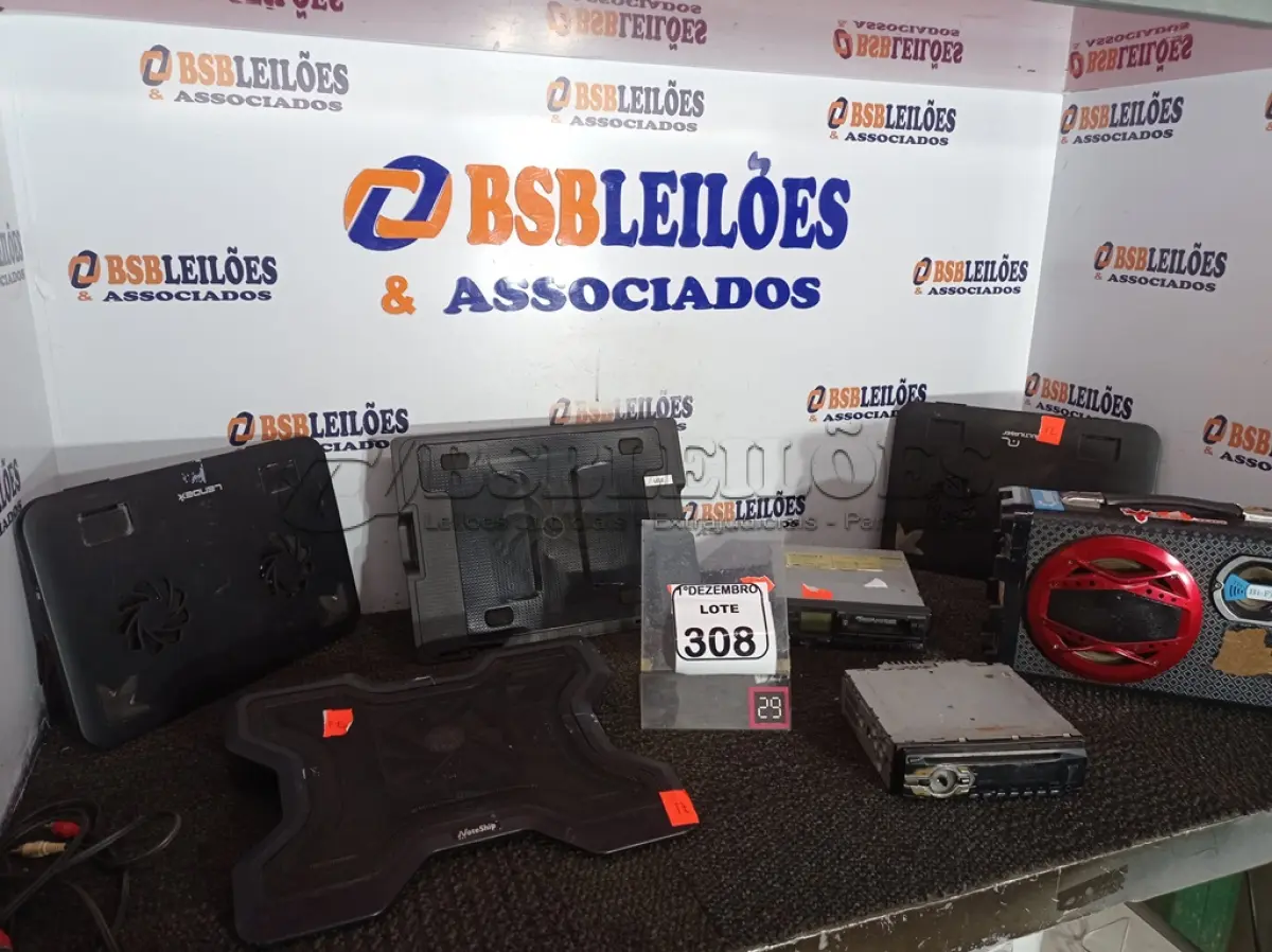 LOTE 308 - 02 APARELHOS DE SOM AUTOMOTIVOS MARCAS E MODELOS DIVERSOS SENDO UM TOCA-FITAS, 01 CAIXA DE SOM E MATERIAIS DIVERSOS. (NO ESTADO) ATENÇÃO! FAZER A VISITAÇÃO ANTES DE ARREMATAR, NÃO SABEMOS SE FUNCIONA. LEILÃO NÃO TEM GARANTIA E NEM DEVOLUÇÃO, SUJEITO A POSSÍVEIS AVARIAS VISÍVEIS/OCULTAS E/OU AUSÊNCIA DE COMPONENTES.