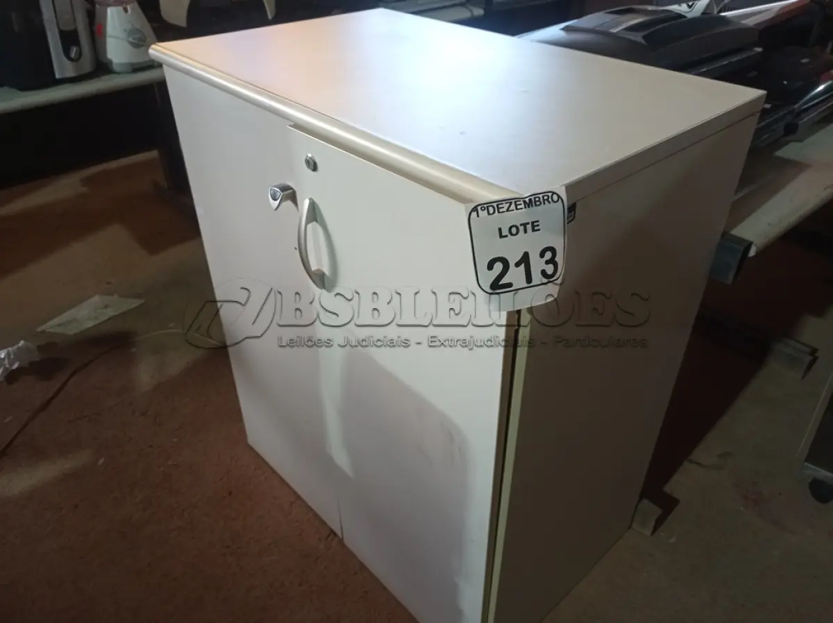 LOTE 213 - 01 ARMÁRIO BAIXO DE 02 PORTAS EM MADEIRA. (NO ESTADO) ATENÇÃO! FAZER A VISITAÇÃO ANTES DE ARREMATAR, NÃO SABEMOS SE FUNCIONA. LEILÃO NÃO TEM GARANTIA E NEM DEVOLUÇÃO, SUJEITO A POSSÍVEIS AVARIAS VISÍVEIS/OCULTAS E/OU AUSÊNCIA DE COMPONENTES.