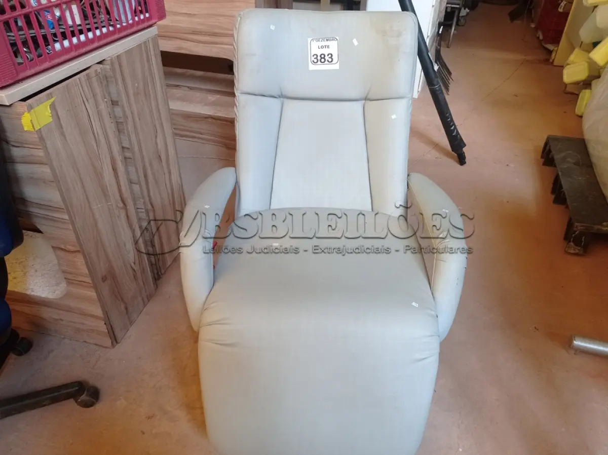 LOTE 383 - 01 POLTRONA. (NO ESTADO) ATENÇÃO! FAZER A VISITAÇÃO ANTES DE ARREMATAR, NÃO SABEMOS SE FUNCIONA. LEILÃO NÃO TEM GARANTIA E NEM DEVOLUÇÃO, SUJEITO A POSSÍVEIS AVARIAS VISÍVEIS/OCULTAS E/OU AUSÊNCIA DE COMPONENTES.