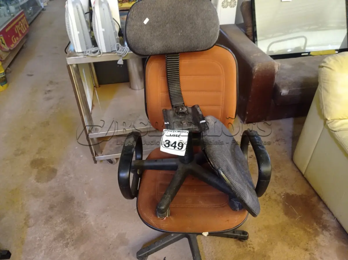 LOTE 349 - 02 CADEIRAS GIRATÓRIAS P/ESCRITÓRIO. (NO ESTADO) ATENÇÃO! FAZER A VISITAÇÃO ANTES DE ARREMATAR, NÃO SABEMOS SE FUNCIONA. LEILÃO NÃO TEM GARANTIA E NEM DEVOLUÇÃO, SUJEITO A POSSÍVEIS AVARIAS VISÍVEIS/OCULTAS E/OU AUSÊNCIA DE COMPONENTES.