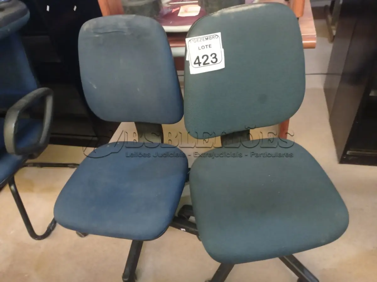 LOTE 423 - 02 CADEIRAS GIRATÓRIAS EM TECIDO NA COR AZUL. (NO ESTADO) ATENÇÃO! FAZER A VISITAÇÃO ANTES DE ARREMATAR, NÃO SABEMOS SE FUNCIONA. LEILÃO NÃO TEM GARANTIA E NEM DEVOLUÇÃO, SUJEITO A POSSÍVEIS AVARIAS VISÍVEIS/OCULTAS E/OU AUSÊNCIA DE COMPONENTES.
