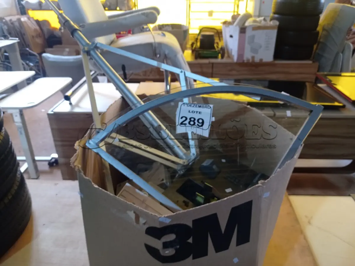 LOTE 289 - 01 TRIPÉ, 01 SUPORTE P/BANHEIRO E MATERIAIS E ELETRÔNICOS DIVERSOS. (NO ESTADO) ATENÇÃO! FAZER A VISITAÇÃO ANTES DE ARREMATAR, NÃO SABEMOS SE FUNCIONA. LEILÃO NÃO TEM GARANTIA E NEM DEVOLUÇÃO, SUJEITO A POSSÍVEIS AVARIAS VISÍVEIS/OCULTAS E/OU AUSÊNCIA DE COMPONENTES.