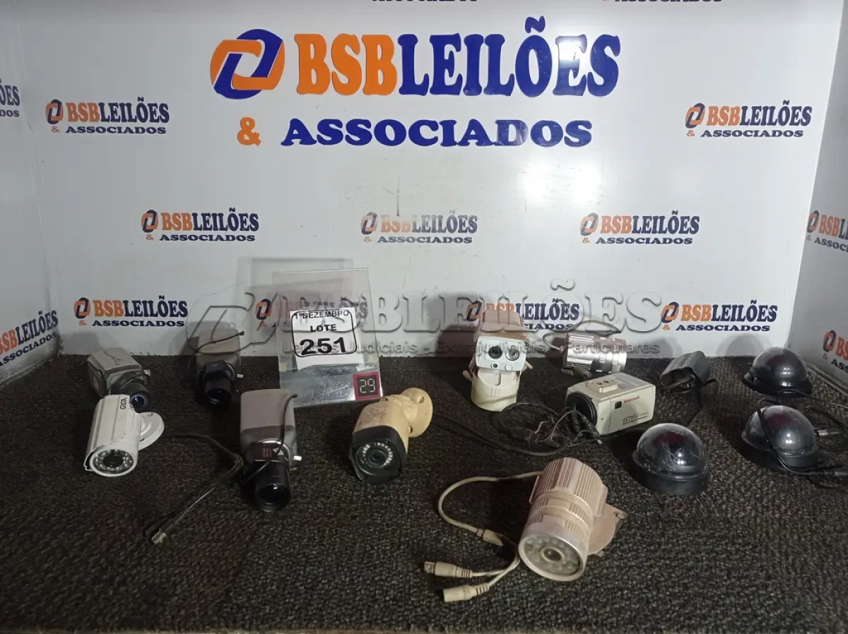 LOTE 251 - 01 LOTE C/VÁRIAS CÂMERAS DE SEGURANÇA MARCAS E MODELOS DIVERSOS. (NO ESTADO) ATENÇÃO! FAZER A VISITAÇÃO ANTES DE ARREMATAR, NÃO SABEMOS SE FUNCIONA. LEILÃO NÃO TEM GARANTIA E NEM DEVOLUÇÃO, SUJEITO A POSSÍVEIS AVARIAS VISÍVEIS/OCULTAS E/OU AUSÊNCIA DE COMPONENTES.