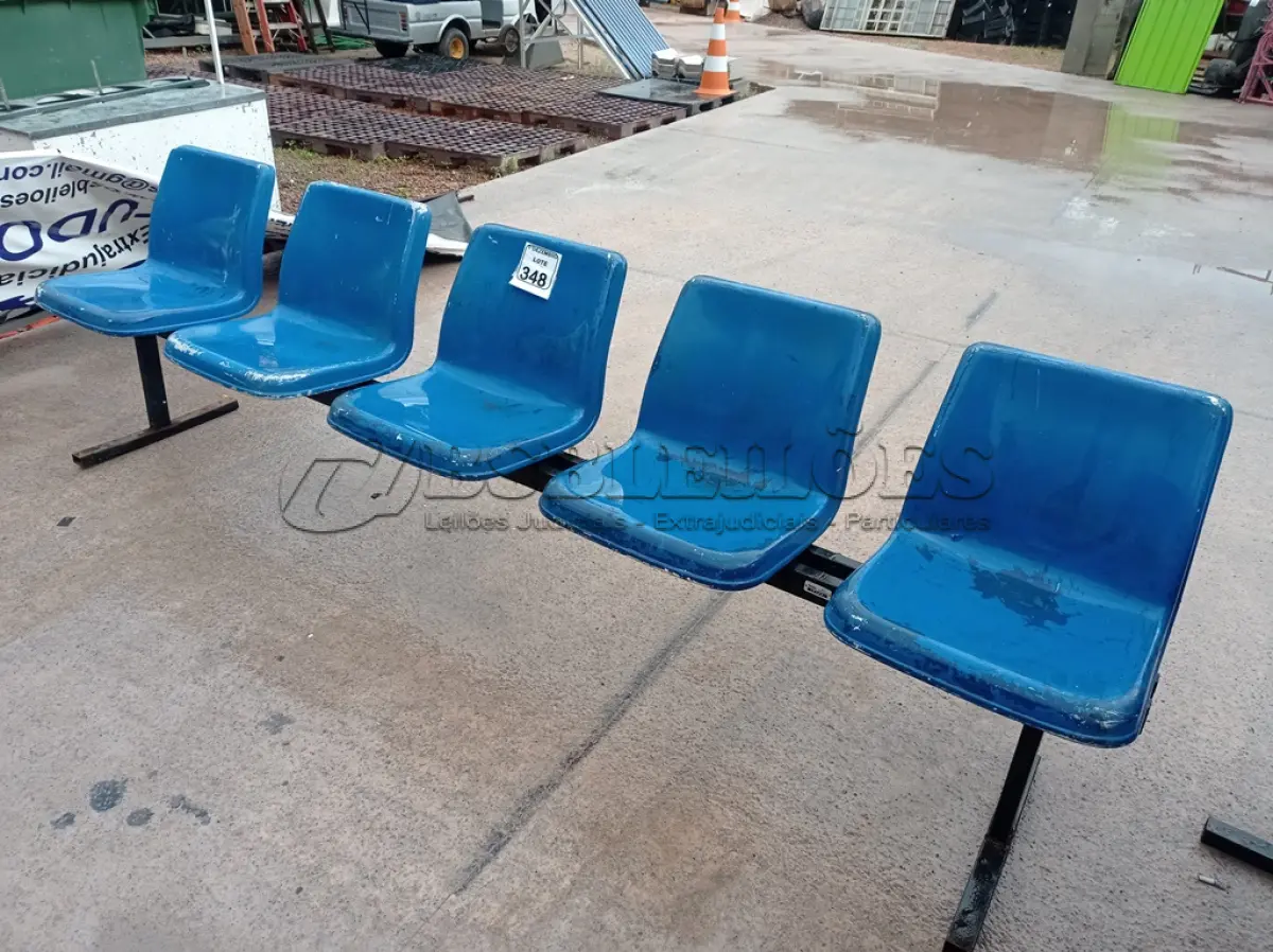 LOTE 348 - 01 LONGARINA DE 05 LUGARES ASSENTO DE PLÁSTICO E BASE DE FERRO. (NO ESTADO) ATENÇÃO! FAZER A VISITAÇÃO ANTES DE ARREMATAR, NÃO SABEMOS SE FUNCIONA. LEILÃO NÃO TEM GARANTIA E NEM DEVOLUÇÃO, SUJEITO A POSSÍVEIS AVARIAS VISÍVEIS/OCULTAS E/OU AUSÊNCIA DE COMPONENTES.