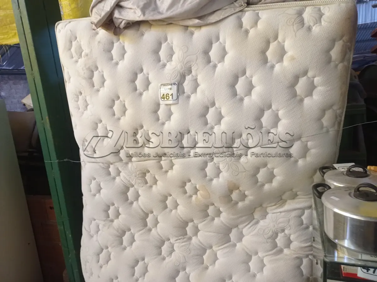 LOTE 461 - 01 COLCHÃO DE CASAL. (NO ESTADO) ATENÇÃO! FAZER A VISITAÇÃO ANTES DE ARREMATAR, NÃO SABEMOS SE FUNCIONA. LEILÃO NÃO TEM GARANTIA E NEM DEVOLUÇÃO, SUJEITO A POSSÍVEIS AVARIAS VISÍVEIS/OCULTAS E/OU AUSÊNCIA DE COMPONENTES.