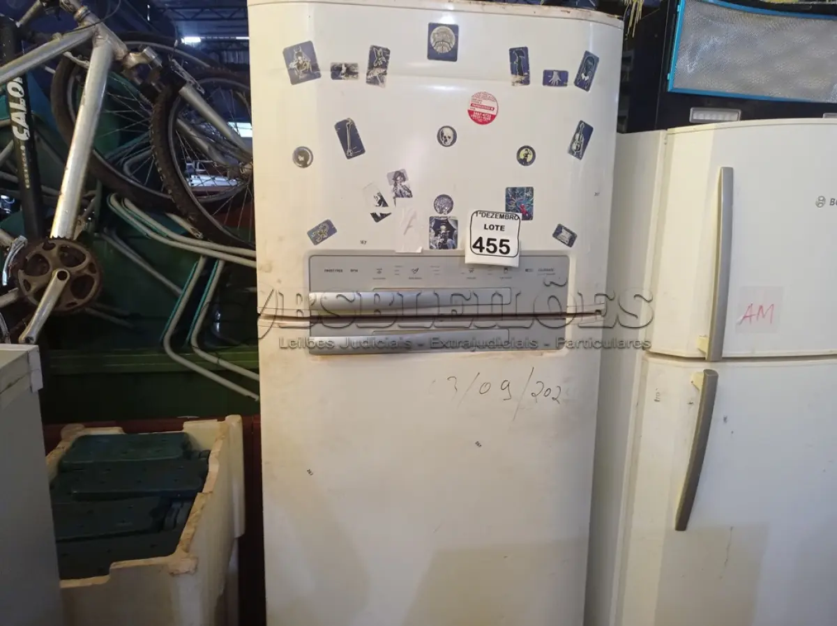 LOTE 455 - 01 GELADEIRA MARCA ELECTROLUX FROST FREE. (NO ESTADO) ATENÇÃO! FAZER A VISITAÇÃO ANTES DE ARREMATAR, NÃO SABEMOS SE FUNCIONA. LEILÃO NÃO TEM GARANTIA E NEM DEVOLUÇÃO, SUJEITO A POSSÍVEIS AVARIAS VISÍVEIS/OCULTAS E/OU AUSÊNCIA DE COMPONENTES.