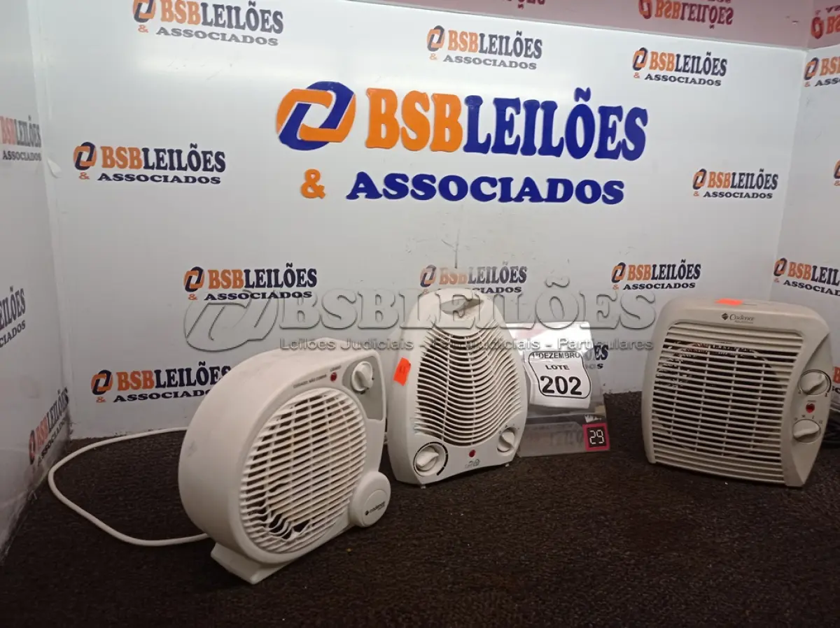 LOTE 202 - 03 AQUECEDORES MARCAS E MODELOS DIVERSOS. (NO ESTADO) ATENÇÃO! FAZER A VISITAÇÃO ANTES DE ARREMATAR, NÃO SABEMOS SE FUNCIONA. LEILÃO NÃO TEM GARANTIA E NEM DEVOLUÇÃO, SUJEITO A POSSÍVEIS AVARIAS VISÍVEIS/OCULTAS E/OU AUSÊNCIA DE COMPONENTES.