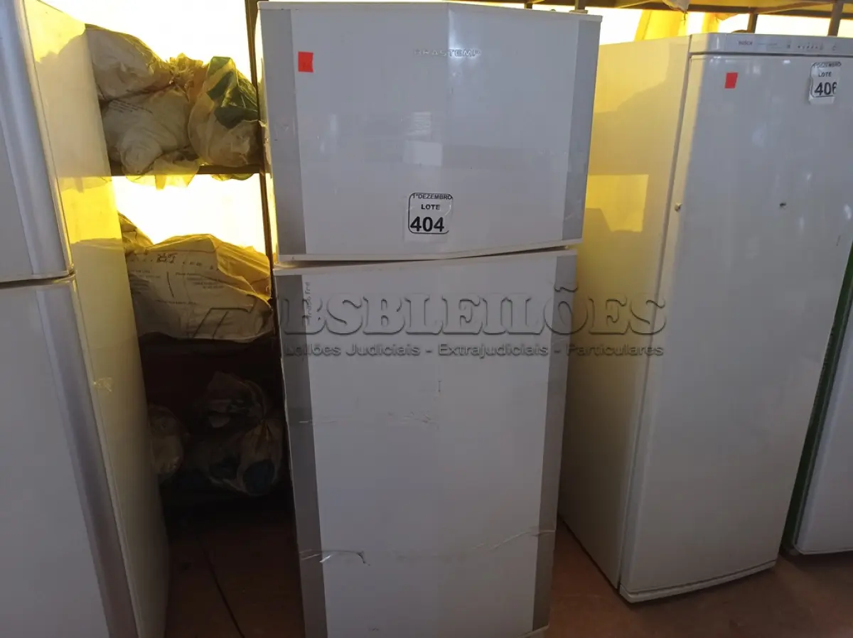 LOTE 404 - 01 GELADEIRA MARCA BRASTEMP FROST FREE 220V. (NO ESTADO) ATENÇÃO! FAZER A VISITAÇÃO ANTES DE ARREMATAR, NÃO SABEMOS SE FUNCIONA. LEILÃO NÃO TEM GARANTIA E NEM DEVOLUÇÃO, SUJEITO A POSSÍVEIS AVARIAS VISÍVEIS/OCULTAS E/OU AUSÊNCIA DE COMPONENTES.