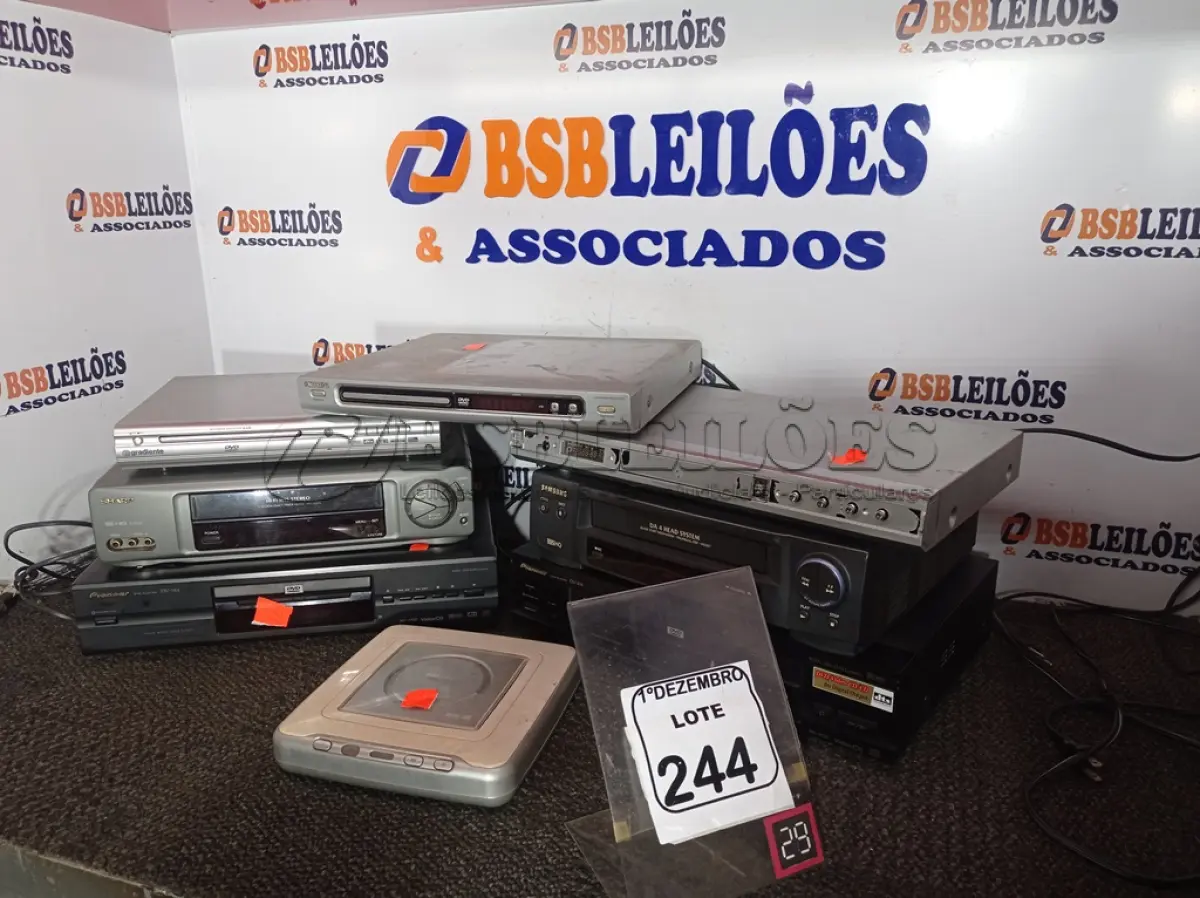 LOTE 244 - 01 LOTE C/VÁRIOS APARELHOS VHS E APARELHOS DVD’S MARCAS E MODELOS DIVERSOS. (NO ESTADO) ATENÇÃO! FAZER A VISITAÇÃO ANTES DE ARREMATAR, NÃO SABEMOS SE FUNCIONA. LEILÃO NÃO TEM GARANTIA E NEM DEVOLUÇÃO, SUJEITO A POSSÍVEIS AVARIAS VISÍVEIS/OCULTAS E/OU AUSÊNCIA DE COMPONENTES.
